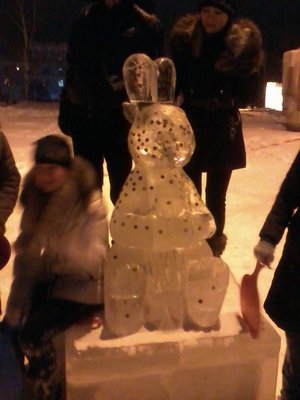 Провожая старый 2010год и встречая новый 2011 с 13-14 января / Другой символ 2011 - ледяного зайца облепили монетами на счастье.jpg
134.3 КБ, Просмотров: 19769