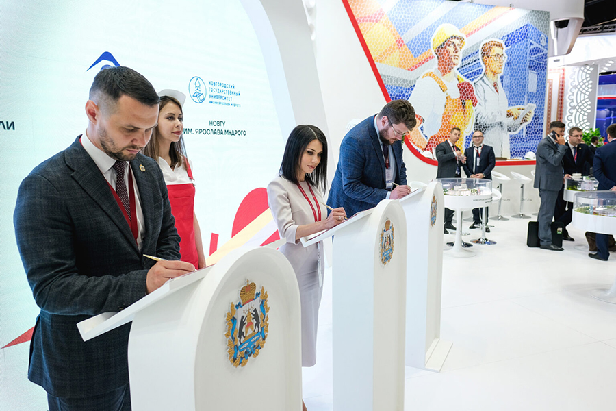 Генеральный директор МК «Сплав» провела ряд встреч с представителями бизнеса, политики и госкорпораций на ПМЭФ