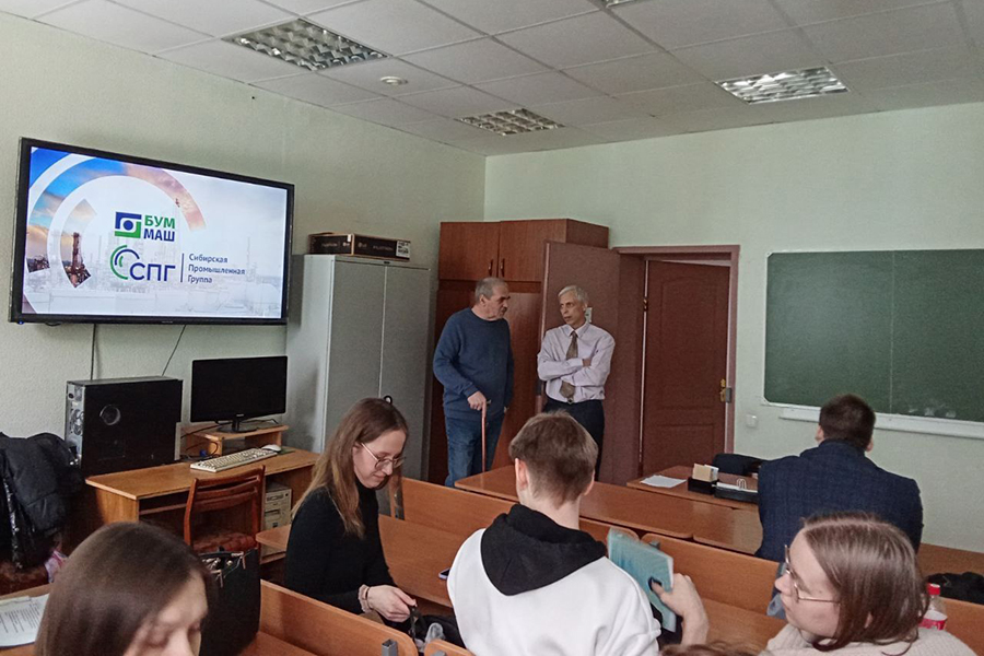 На заводе БУММАШ состоялась встреча с выпускниками Удмуртского государственного университета