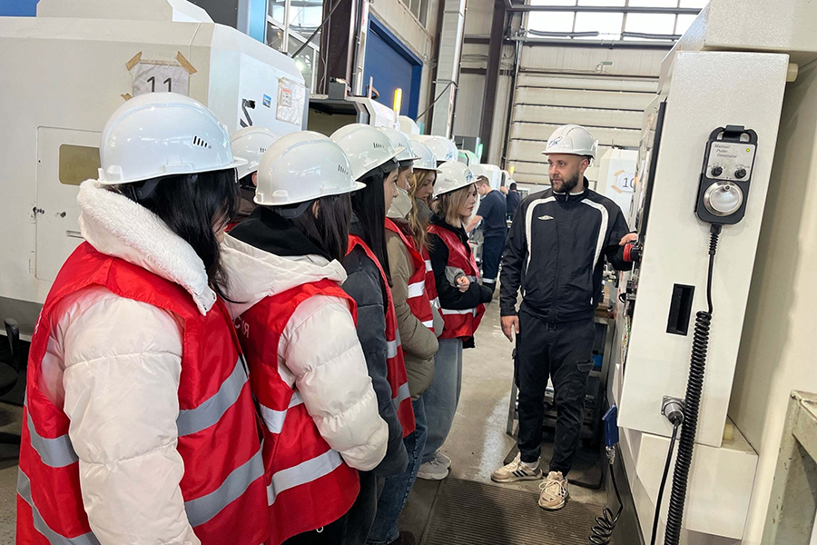 На производстве НПП «ТЭК» побывали студенты «Томского экономико-промышленного колледжа»