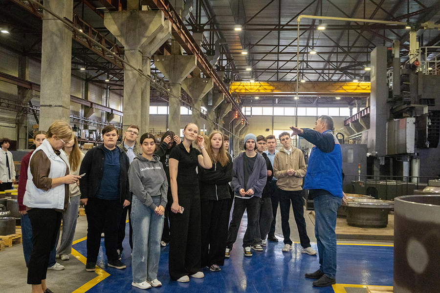 С производством трубопроводноу арматуры УЗТПА ознакомились учащиеся из Дзержинского