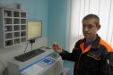 На фото: дежурный лаборант держит образец чистейшего метталла, который является шаблоном в определении металлов