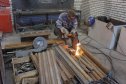 Тем временем резчик нарезает нужные куски метталов для их послдующей приварки к стержню на переплавку