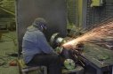 На фото: професс зачистки корпуса отливки