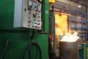Пока идет плавка печь спокойно отбрасывает отблески