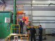 Перед выливкой металла литейшик берет на пробу немного металла для его последующего анализа в лаборатории