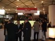 Участники и посетители собираются у стойки регистрации