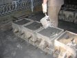 Разливка одиночным ковшом металла в формы
