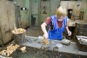 После укрепления и усадки в матрице готовую модель опускают в ванну с водяным раствором