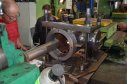 На фото: процесс выстрагивания направляющих задвижки серии 2с - DN 250 мм