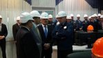 На фото Аким Павлодарской области ведет беседу с инженерным составом станции