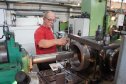На фото: процесс выстрагивания направляющих задвижки серии 2с - DN 250 мм