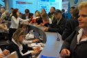 У стенда регистрации участников и посетителей постоянно было оживленно