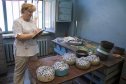 Учетчица отмечает в табель количество и время приемки изделий