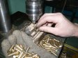 Процесс сверловки происходит по матрице