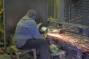 Весь процесс проходит в специальной защитной форме включая защитные очки, респиратор и наушники от избыточного шума