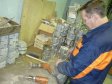 Слесарь очищает и высверловывает будущие крышки электродвигателей привода БЭТРО