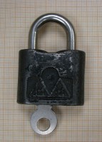 Re: Кто узнает производителей? / Клейма. УКРАИНА. Киев. Завод Метиз. Лого №1. Замок. Фото1. У Алекс с masod.org.jpg
198.41 КБ, Просмотров: 37349