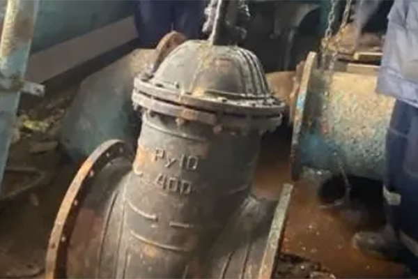 МУП «Межрайонный Щёлковский водоканал» установило 500-килограммовую задвижку на водозаборном узле № 3