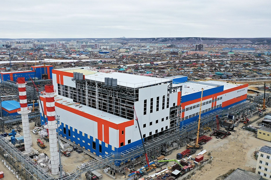 В главном корпусе ТЭС &laquo;Туймаада&raquo; установили на фундамент генератор первой турбины