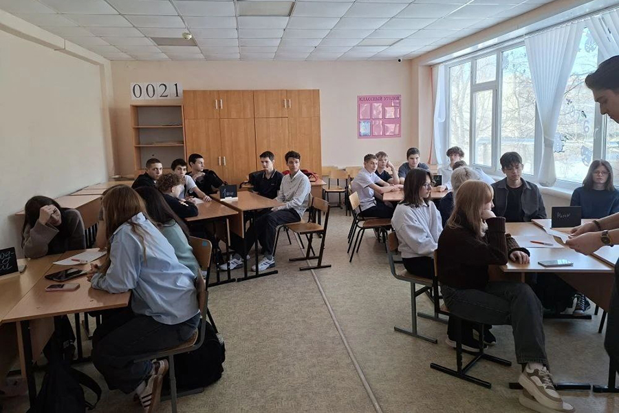 Специалисты &laquo;НПО &laquo;ЭМК&raquo; провели встречу в виде интеллектуального квиза для старшеклассников