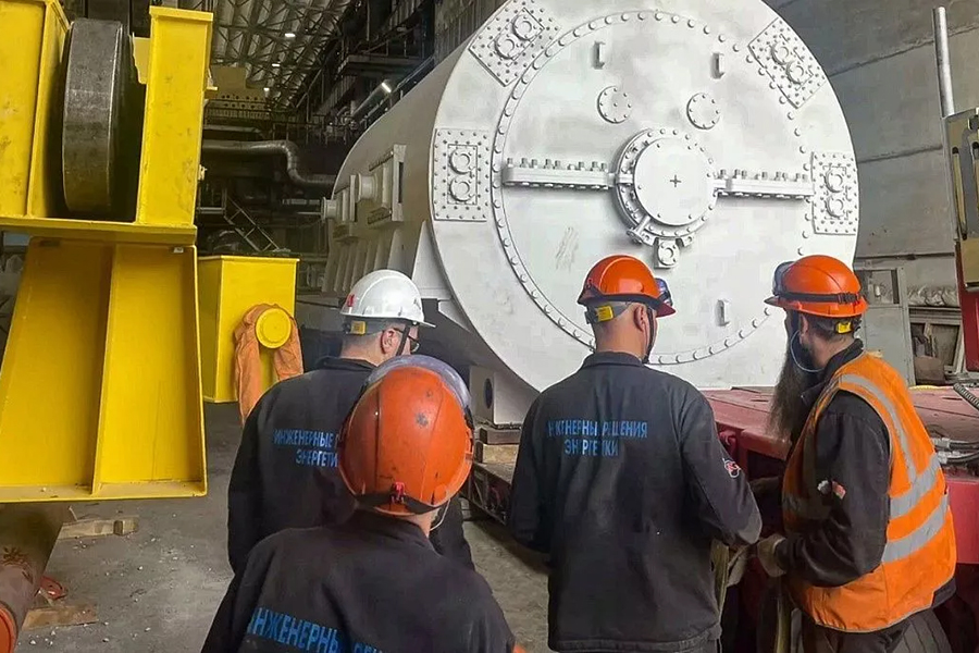 На Новосибирскую ТЭЦ-3 доставили новый генератор производства ЭЛСИБ