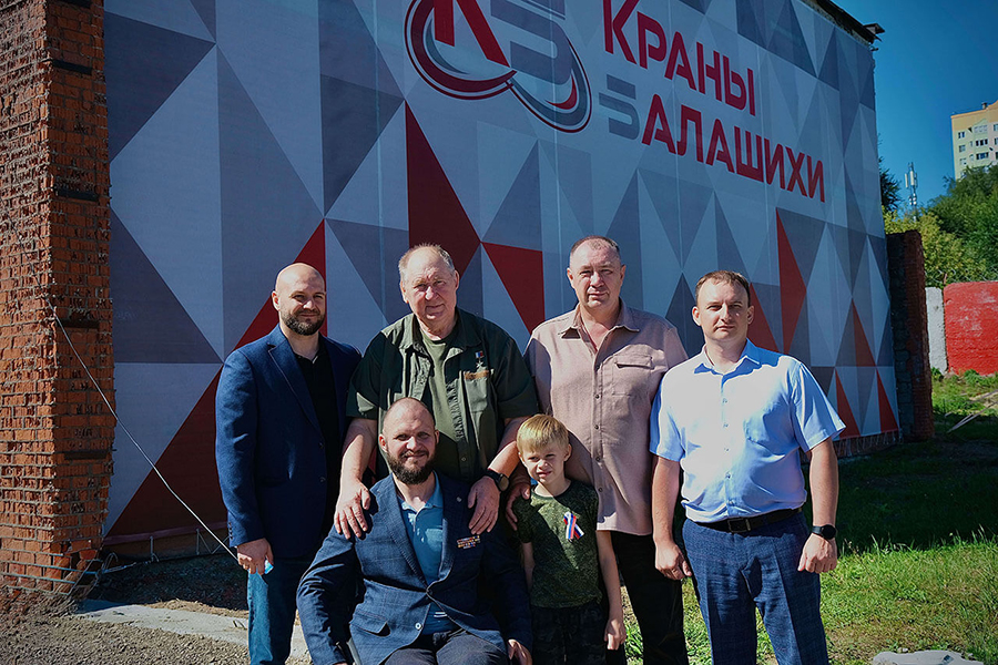 На открытой площадке завода &laquo;Краны Балашихи&raquo; состоялось патриотическое мероприятие &laquo;Живая нить памяти: Герои нашего времени&raquo;