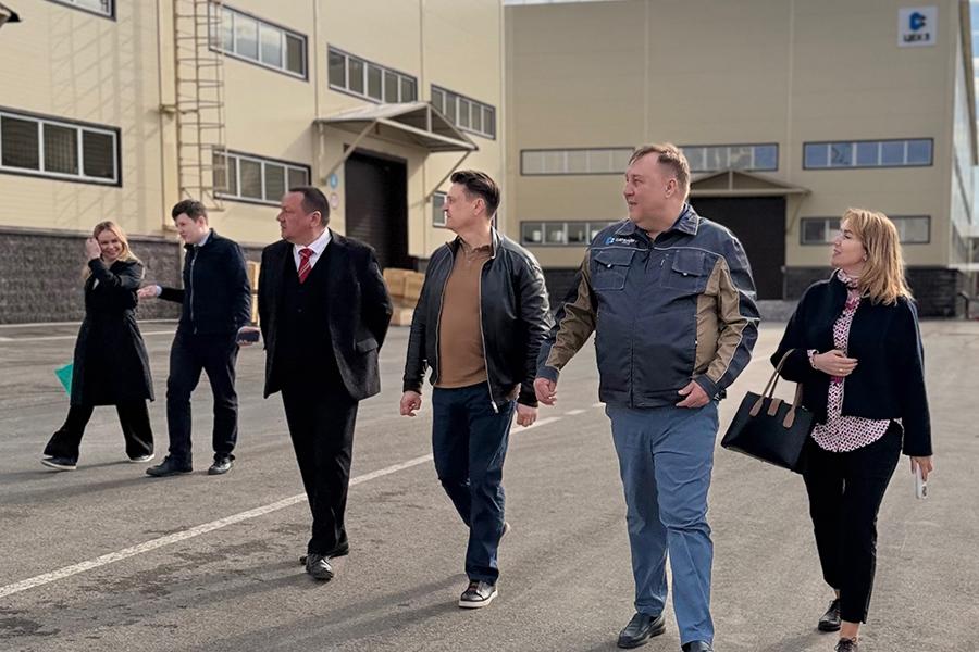 ООО «Завод «Сателлит» в рамках региональной недели посетили представители органов власти