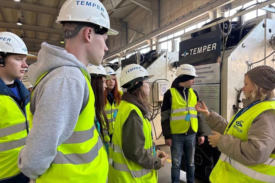 Активисты «Молодой гвардии» посетили производственную площадку ООО «ТЕМПЕР» в Кургане