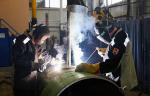 Сотрудники ООО «Газпром добыча Ноябрьск» проверяют исправное состояние трубопроводной арматуры