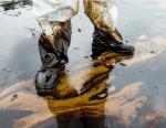 В Саратове из двух огромных цистерн на землю вылилась нефть